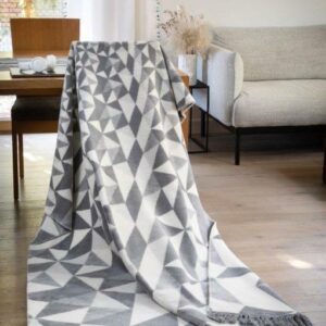 Koc bawełniany akrylowy 150x200 1711/1 trójkąty duże biały szary narzuta pled wykończony frędzlami