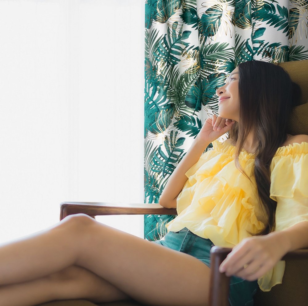 Zasłona Davos 140x270 biała zielona liście gotowa na taśmie welurowa ze złotym nadrukiem Eurofirany - obrazek 4